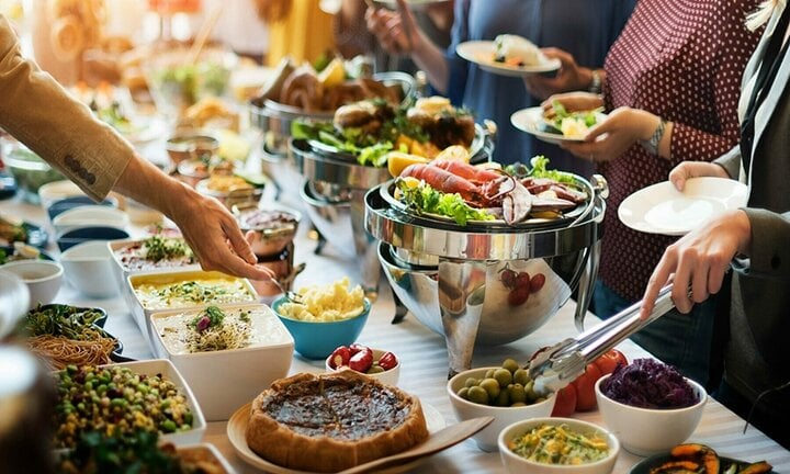 Bà mẹ đáng khinh xúi 2 con song sinh gian lận khi ăn buffet và cái kết hả hê