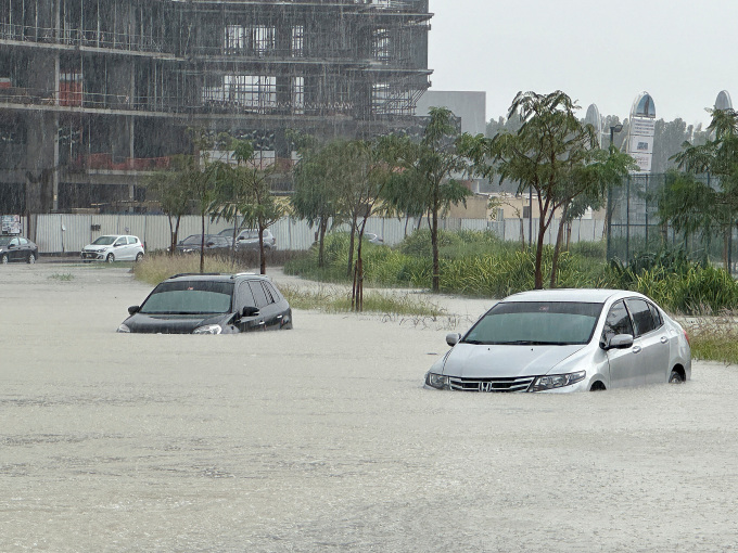 Dubai gặp trận mưa lớn kỷ lục, ngập lụt chưa từng có, máy bay lướt trên nước, siêu xe trôi nổi khắp phố