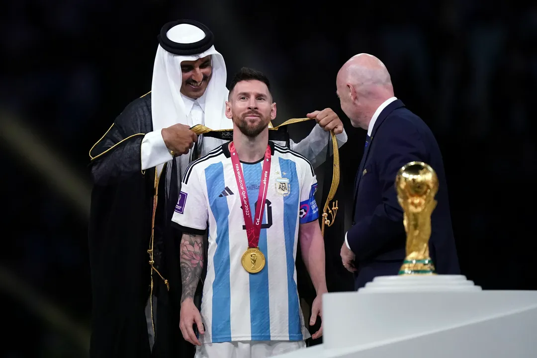 Messi nhận được áo choàng từ hoàng thân Qatar, nó có ý nghĩa gì?