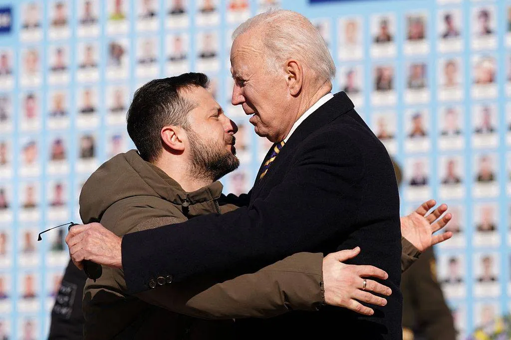 Ảnh độ nét cao: Zelensky cố kìm cảm xúc khi bất ngờ được gặp Biden ở Kiev