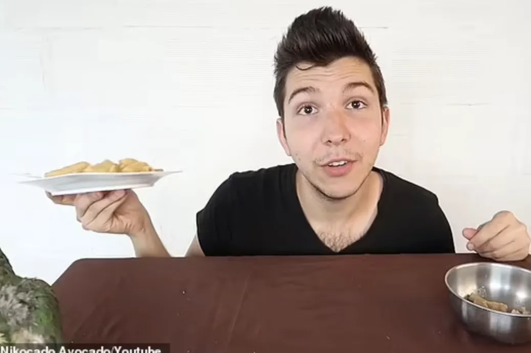 Cái giá phải trả của những ngôi sao ăn thùng uống vại, làm giàu từ video mukbang