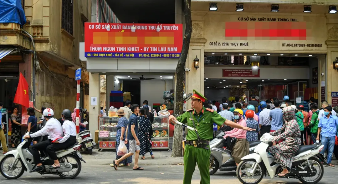 Bánh trung thu truyền thống hốt bạc, giữa trưa nắng nóng hay gần nửa đêm, người dân vẫn xếp hàng để mua