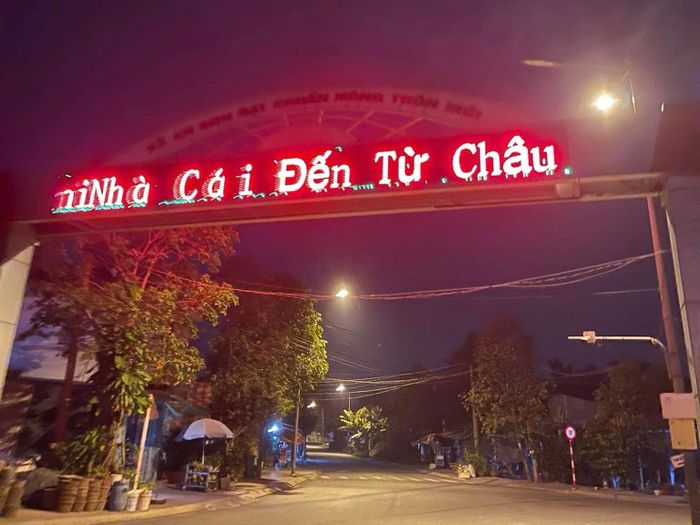 Cổng chào điện tử ở Bình Dương chạy dòng chữ lạ, nghi liên quan trang cá độ bóng đá