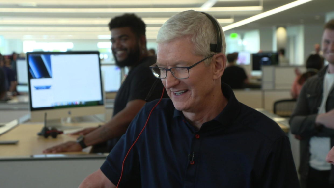 Chán làm CEO, Tim Cook thử làm sale bán iPhone 15