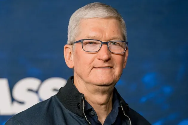 Kinh tế khó khăn quá, đến CEO Apple Tim Cook cũng bị giảm thu nhập