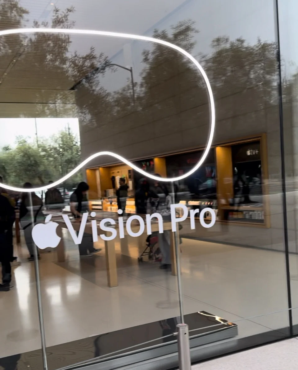 Trải nghiệm Apple Vision Pro tại chỗ: cảm giác đắm chìm và nặng nề kéo dài