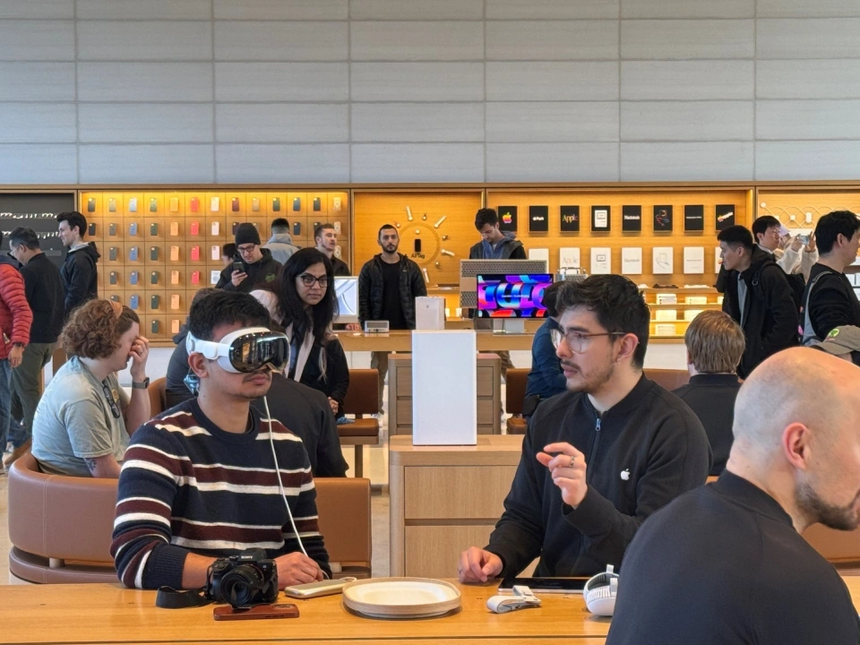 Trải nghiệm Apple Vision Pro tại chỗ: cảm giác đắm chìm và nặng nề kéo dài