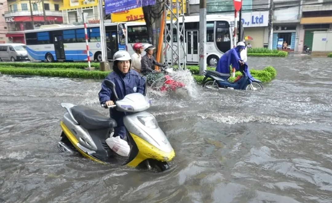 Anh em đi xe máy mùa mưa nên biết những mẹo này, đặc biệt là hội đeo kính cận 