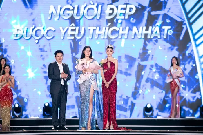 Phốt mới nhất: Bơm mông, bơm ngực nợ tiền, drama cực gắt giữa ca sĩ Pha Lê - bác sĩ Chiêm Quốc Thái 