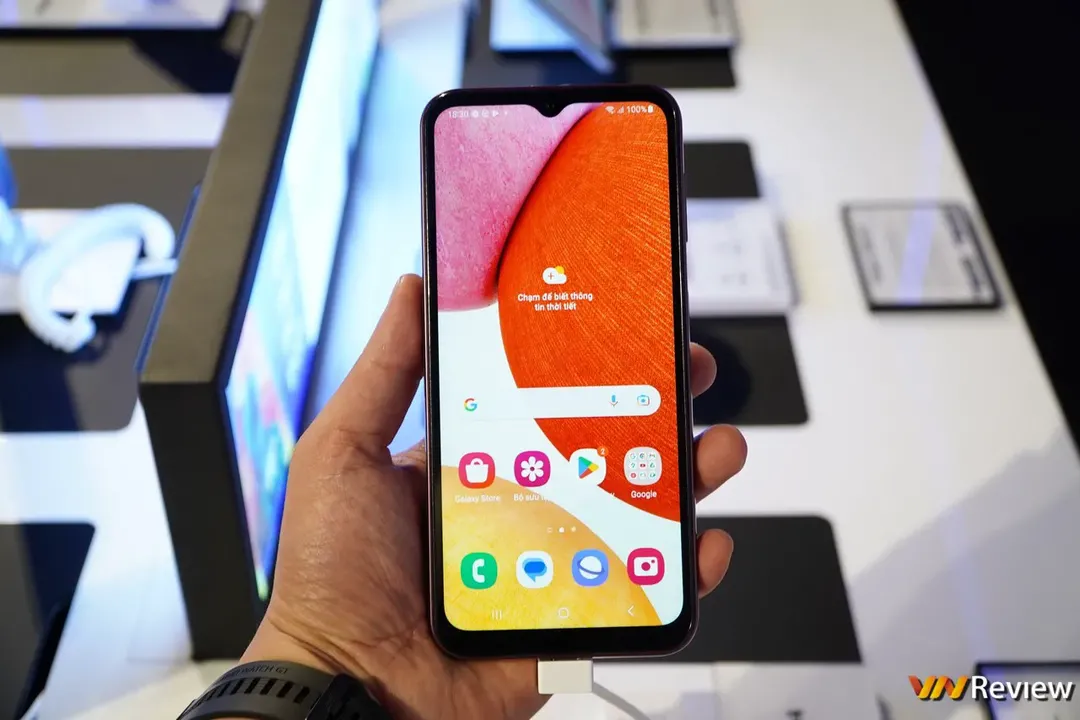 Samsung ra liền lúc Galaxy A54 5G, A34 5G và A14 LTE tại Việt Nam: điện thoại chiến game mặt lưng phong cách S23, tuyên bố pin có thể lên đến hơn hai ngày