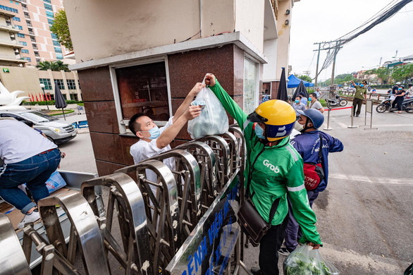 Hà Nội tạm dừng shipper, xe ôm công nghệ để phòng chống dịch