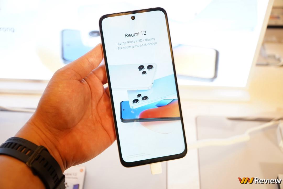 Xiaomi Redmi 12 ra mắt Việt Nam: chỉ hơn 4 triệu mà có mặt lưng kính, cạnh vuông viền phẳng bắt trend, camera vô cực 50MP, màn FHD+ 90Hz