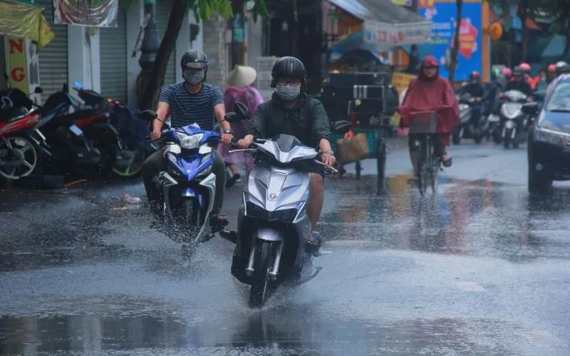 Anh em đi xe máy mùa mưa nên biết những mẹo này, đặc biệt là hội đeo kính cận 