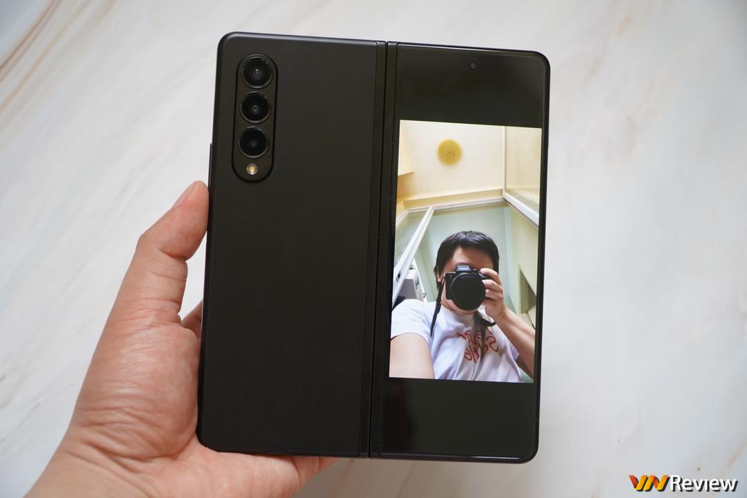 Trên tay Galaxy Z Fold 3 tại Việt Nam: camera ẩn dưới màn hình, chống nước IPX8, hỗ trợ S Pen