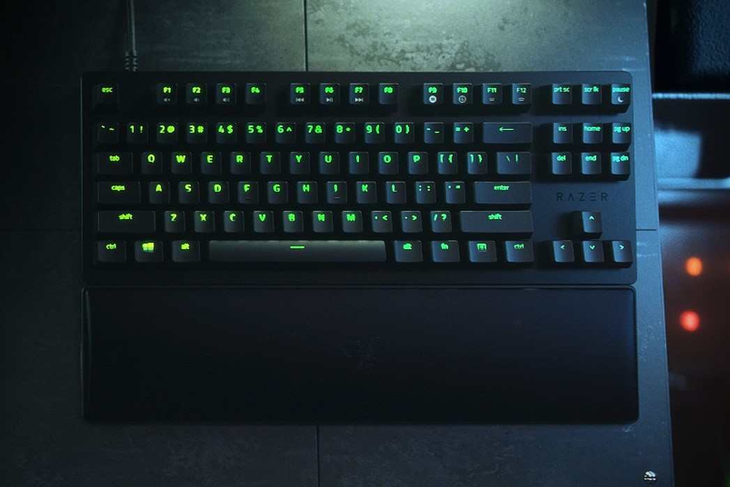 Razer trình làng bàn phím Huntsman V2 switch quang học và chuột Basilisk V3 với 11 nút tùy biến