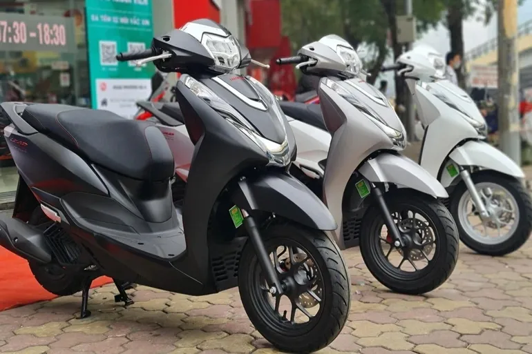 Honda vừa tăng giá, đại lý tiếp tục bán Future và Lead "kênh" 10 triệu đồng