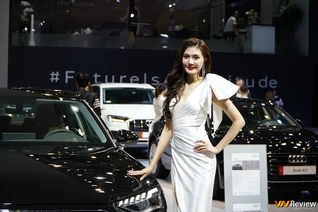 Bóng hồng Việt so dáng cùng mẫu Tây tại Vietnam Motor Show 2022