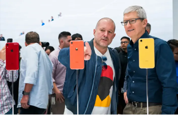 Mâu thuẫn giữa Tim Cook và Jony Ive cuối cùng cũng được đưa ra ánh sáng