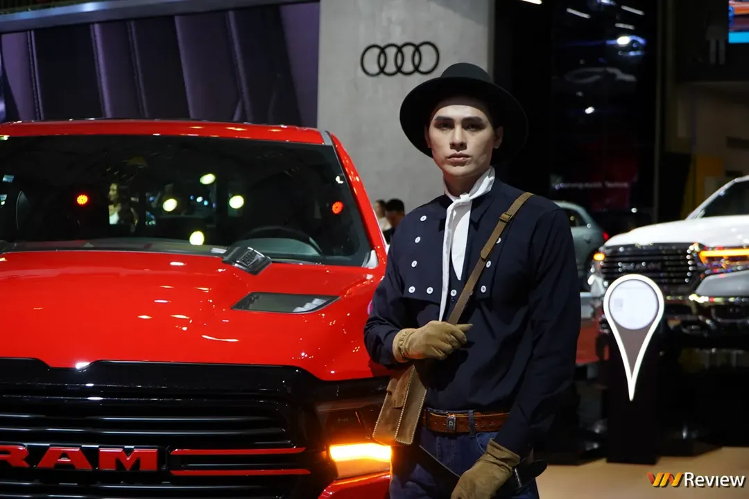 Bóng hồng Việt so dáng cùng mẫu Tây tại Vietnam Motor Show 2022