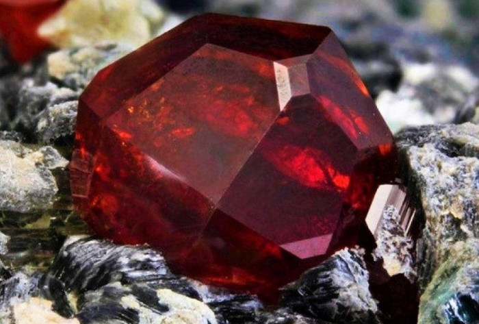 Painite là gì mà có giá hơn 1 tỷ đồng / carat?