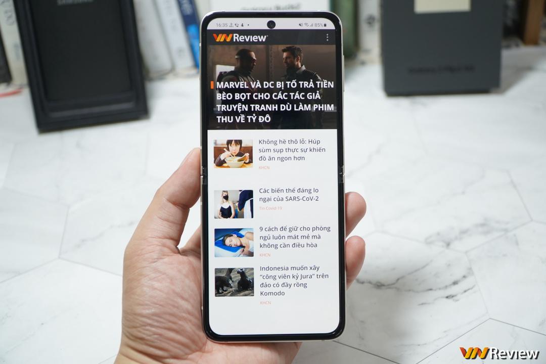 Trên tay Z Flip 3: lột xác về thiết kế đi kèm nhiều cải tiến đáng giá
