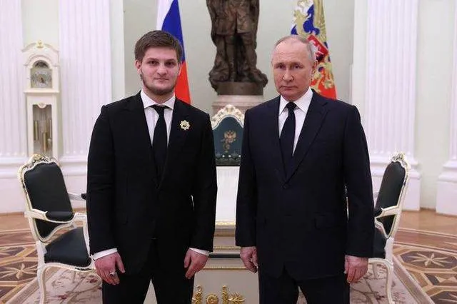 Thủ lĩnh Chechnya Kadyrov xuất hiện hết sức “cồng kềnh”, nghi bị đầu độc, "tình hình rất xấu"