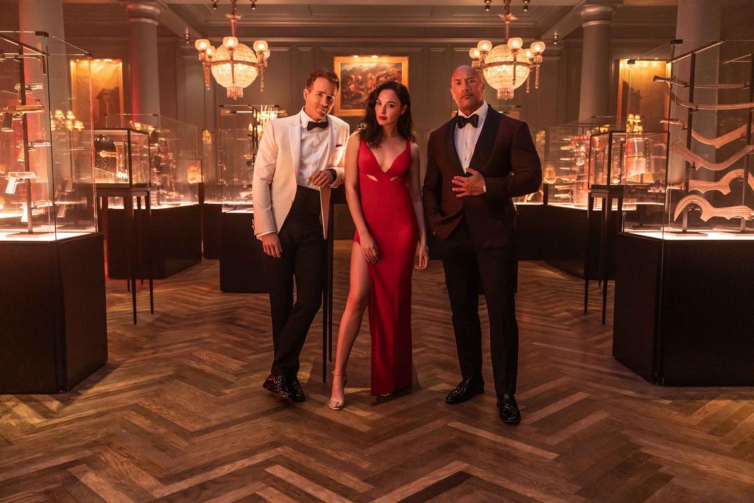 Netflix tung trailer chính thức của bom tấn Red notice Lệnh Truy Nã Đỏ: Gal Gadot “làm gỏi” Ryan Reynolds, Dwayne Johnson Netflix tung trailer chính thức của bom tấn Red notice Lệnh Truy Nã Đỏ: Gal Gadot “làm gỏi” Ryan Reynolds, Dwayne Johnson