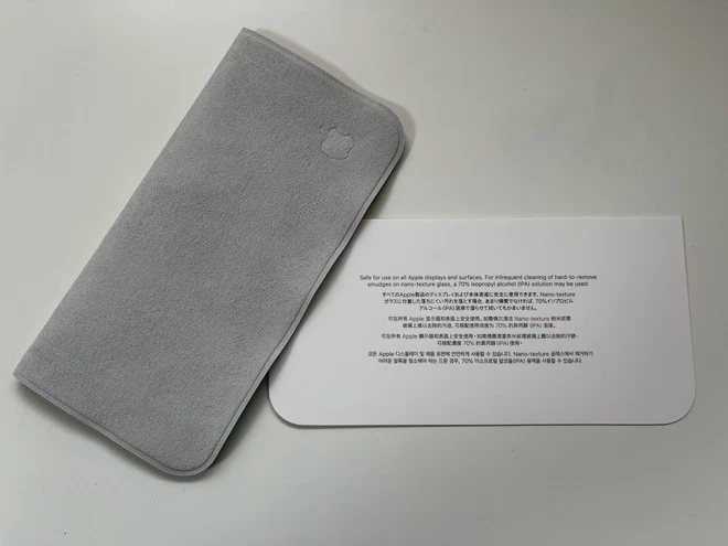 Trên tay khăn lau màn hình Apple giá hơn 400 nghìn: hộp rất hoành tá tràng, có cả tiếng Việt Trên tay khăn lau màn hình Apple giá hơn 400 nghìn: hộp rất hoành tá tràng, có cả tiếng Việt