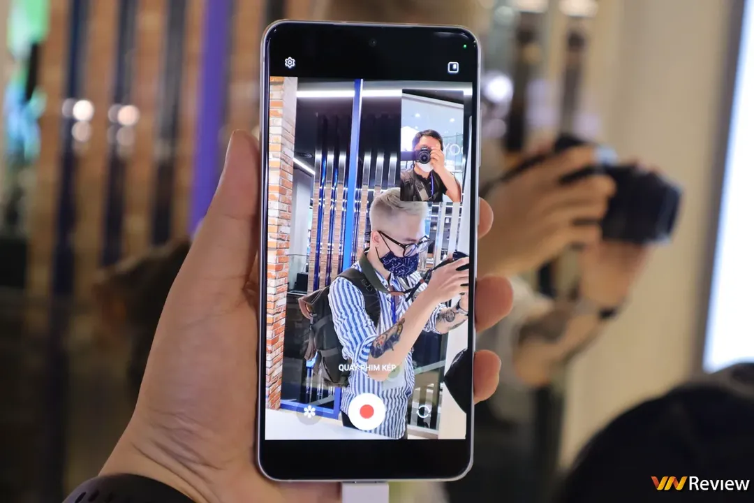 Trên tay Galaxy S21 FE 5G: tiếp nối chiến lược hướng đến fan, thiết kế lột xác so với đời trước Trên tay Galaxy S21 FE 5G: tiếp nối chiến lược hướng đến fan, thiết kế lột xác so với đời trước