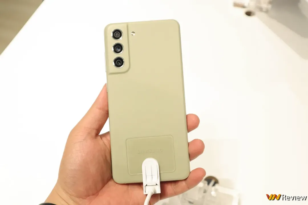 Trên tay Galaxy S21 FE 5G: tiếp nối chiến lược hướng đến fan, thiết kế lột xác so với đời trước Trên tay Galaxy S21 FE 5G: tiếp nối chiến lược hướng đến fan, thiết kế lột xác so với đời trước