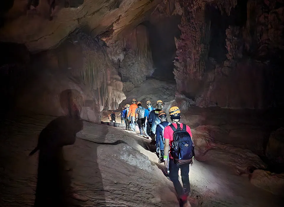 Hai ngày trekking hang Over và Pygmy khổng lồ vẫn còn ít người biết đến ở Quảng Bình Hai ngày trekking hang Over và Pygmy khổng lồ vẫn còn ít người biết đến ở Quảng Bình