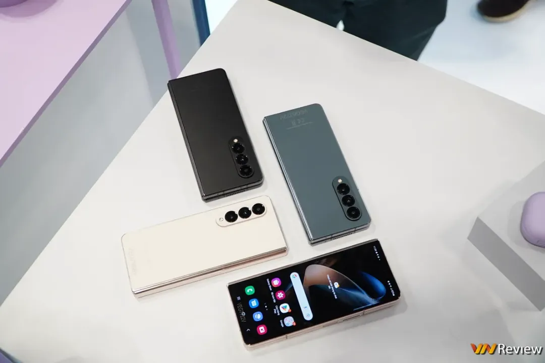 Trên tay Galaxy Z Fold 4: Bình không đổi nhiều nhưng rượu đã thơm hơn Trên tay Galaxy Z Fold 4: Bình không đổi nhiều nhưng rượu đã thơm hơn