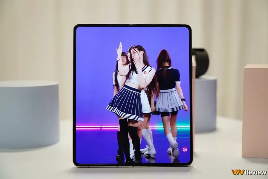 Trên tay Galaxy Z Fold 4: Bình không đổi nhiều nhưng rượu đã thơm hơn Trên tay Galaxy Z Fold 4: Bình không đổi nhiều nhưng rượu đã thơm hơn