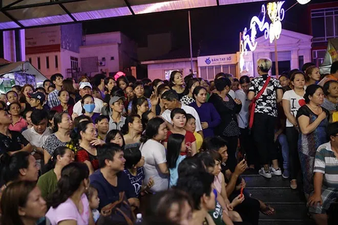 Đám đông phản cảm tại lễ viếng cố nghệ sĩ Vũ Linh: vô tâm livestream, vô tư cười nói, vỗ tay reo hò Đám đông phản cảm tại lễ viếng cố nghệ sĩ Vũ Linh: vô tâm livestream, vô tư cười nói, vỗ tay reo hò