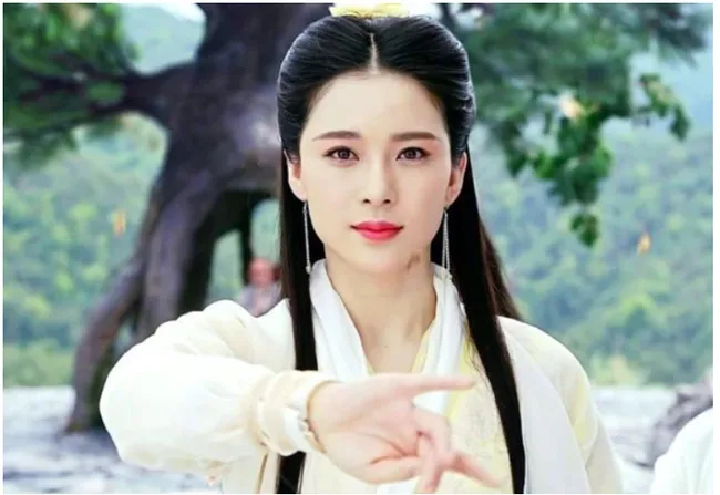 Boss ẩn trong Ỷ Thiên Đồ Long ký: Nữ nhân xinh đẹp chẳng kém Triệu Mẫn, võ công ăn đứt Chu Chỉ Nhược Boss ẩn trong Ỷ Thiên Đồ Long ký: Nữ nhân xinh đẹp chẳng kém Triệu Mẫn, võ công ăn đứt Chu Chỉ Nhược