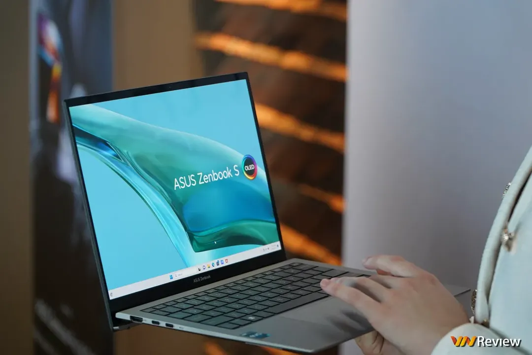 Trên tay ASUS Zenbook S13 OLED và Vivoook 14X OLED:  bộ đôi laptop OLED mỏng nhẹ canh tranh MacBook Air, cấu hình cao, giá hấp dẫn Trên tay ASUS Zenbook S13 OLED và Vivoook 14X OLED:  bộ đôi laptop OLED mỏng nhẹ canh tranh MacBook Air, cấu hình cao, giá hấp dẫn