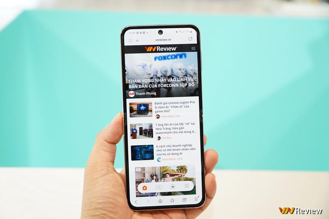 Trên tay Samsung Galaxy Z Flip 5: lột xác với màn hình ngoài “siêu to khổng lồ”, gập khít hơn, mỏng gọn, mạnh mẽ hơn Trên tay Samsung Galaxy Z Flip 5: lột xác với màn hình ngoài “siêu to khổng lồ”, gập khít hơn, mỏng gọn, mạnh mẽ hơn