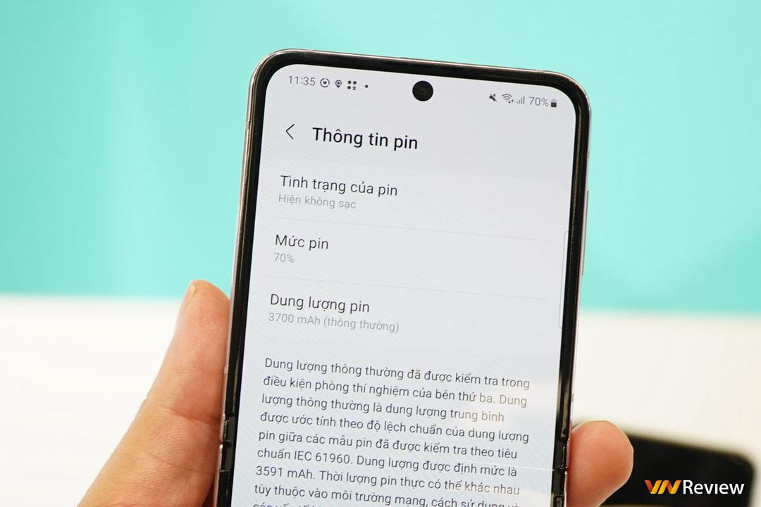 Trên tay Samsung Galaxy Z Flip 5: lột xác với màn hình ngoài “siêu to khổng lồ”, gập khít hơn, mỏng gọn, mạnh mẽ hơn Trên tay Samsung Galaxy Z Flip 5: lột xác với màn hình ngoài “siêu to khổng lồ”, gập khít hơn, mỏng gọn, mạnh mẽ hơn