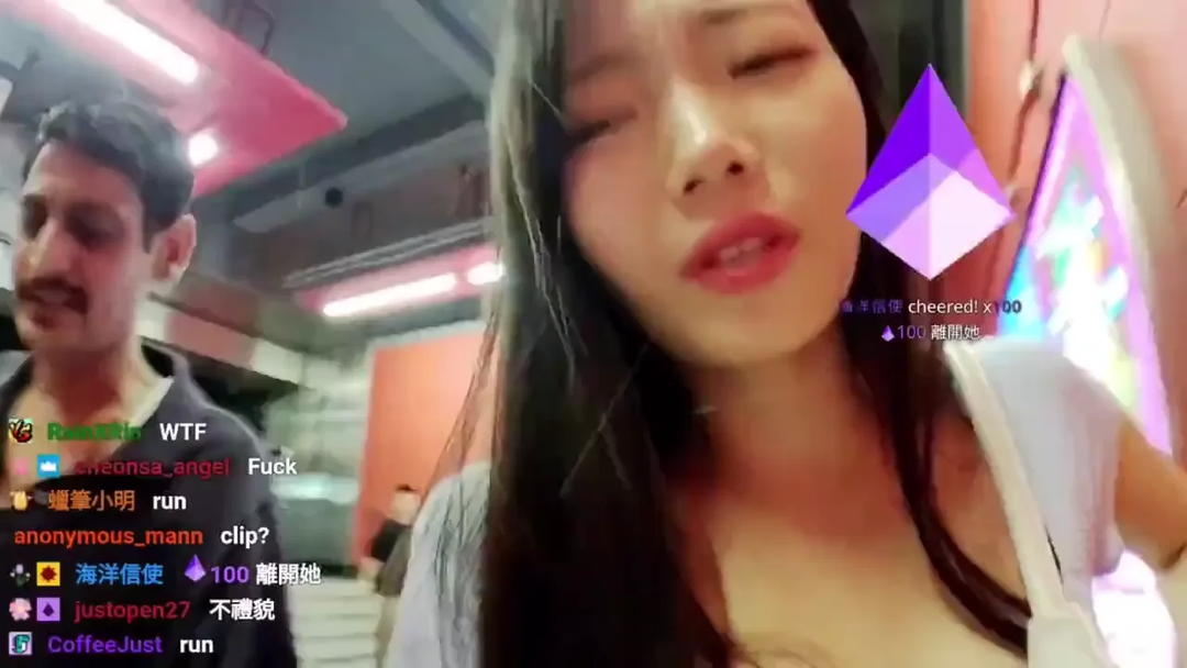 Nữ streamer bị quấy rối khi đang phát sóng trực tiếp Nữ streamer bị quấy rối khi đang phát sóng trực tiếp