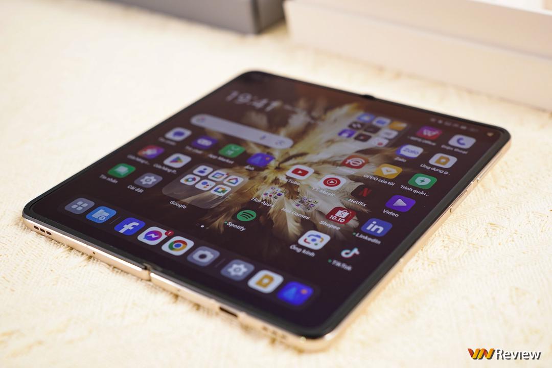 Mở hộp Oppo Find N3 và Find N3 Flip vừa ra mắt tại Việt Nam: khi Oppo “tuyên chiến” với Samsung Mở hộp Oppo Find N3 và Find N3 Flip vừa ra mắt tại Việt Nam: khi Oppo “tuyên chiến” với Samsung