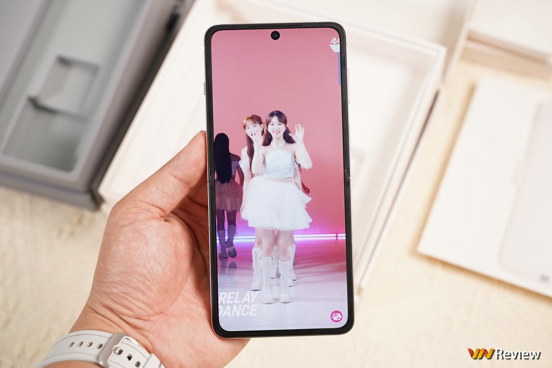 Mở hộp Oppo Find N3 và Find N3 Flip vừa ra mắt tại Việt Nam: khi Oppo “tuyên chiến” với Samsung Mở hộp Oppo Find N3 và Find N3 Flip vừa ra mắt tại Việt Nam: khi Oppo “tuyên chiến” với Samsung