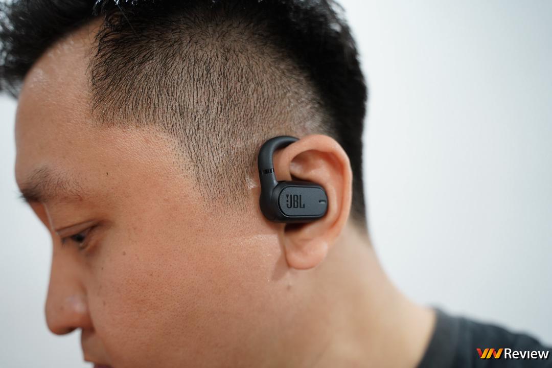 Đánh giá JBL Soundgear Sense: tai nghe thiết kế mở chuẩn bài cho người thích thể thao, yêu âm nhạc Đánh giá JBL Soundgear Sense: tai nghe thiết kế mở chuẩn bài cho người thích thể thao, yêu âm nhạc