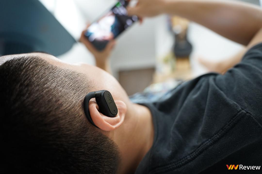 Đánh giá JBL Soundgear Sense: tai nghe thiết kế mở chuẩn bài cho người thích thể thao, yêu âm nhạc Đánh giá JBL Soundgear Sense: tai nghe thiết kế mở chuẩn bài cho người thích thể thao, yêu âm nhạc