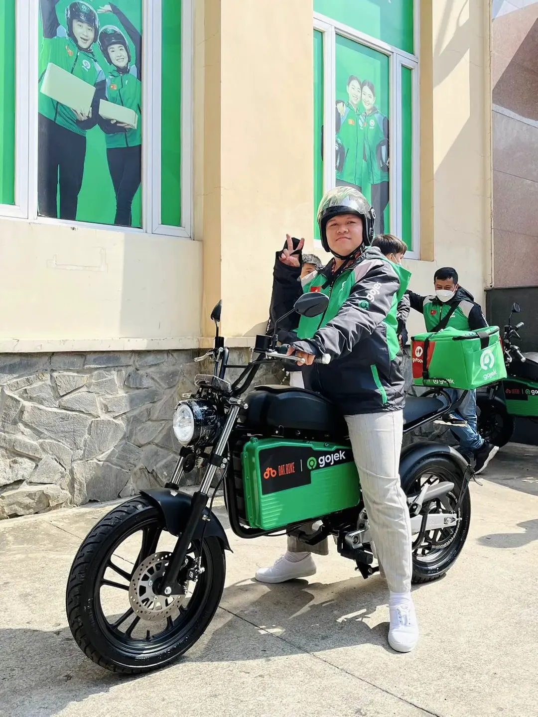 Gojek công bố hợp tác với Dat Bike, thí điểm vận chuyển hành khách, giao đồ bằng xe máy điện tại Việt Nam Gojek công bố hợp tác với Dat Bike, thí điểm vận chuyển hành khách, giao đồ bằng xe máy điện tại Việt Nam