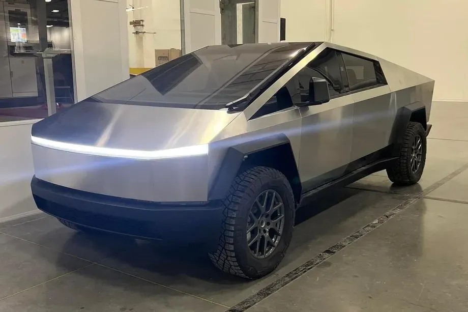 Cận cảnh bản demo mẫu xe Tesla Cybertruck Cận cảnh bản demo mẫu xe Tesla Cybertruck