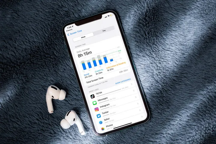 Vì sao trẻ con ngày càng nghiện mạng xã hội? Có nên cấm trẻ chơi mạng xã hội? Vì sao trẻ con ngày càng nghiện mạng xã hội? Có nên cấm trẻ chơi mạng xã hội?