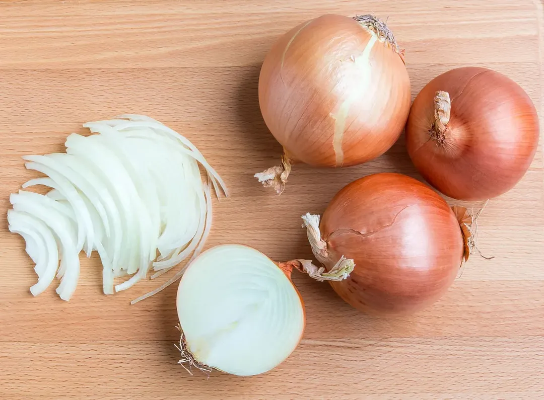 Mong lệ em thôi rơi: Một vài mẹo cắt hành tây mà không bị cay và chảy nước mắt  Mong lệ em thôi rơi: Một vài mẹo cắt hành tây mà không bị cay và chảy nước mắt