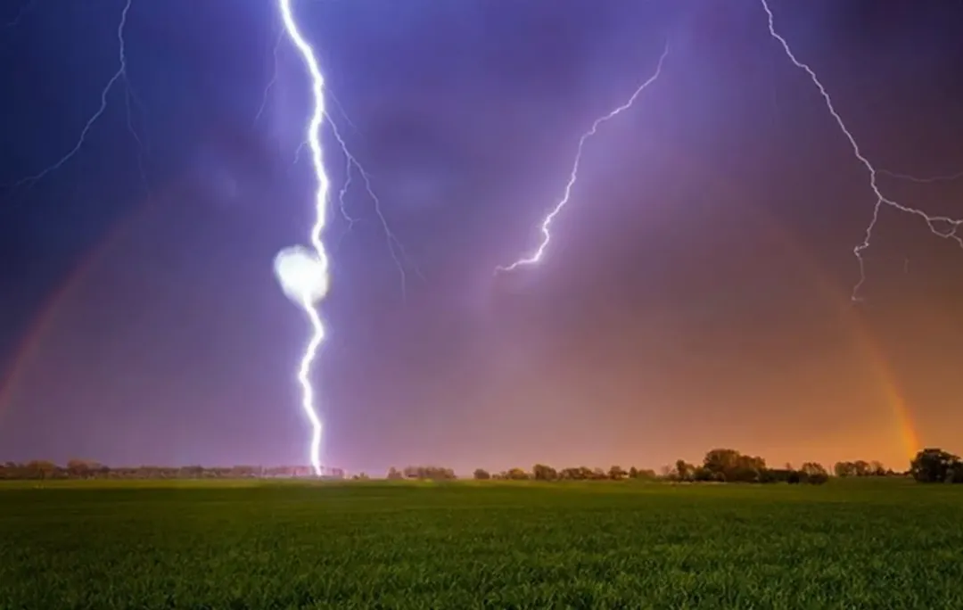 Ngoài trời đang sấm sét mà không trong nhà không kiêng, cố tình đi tắm có thể xảy ra khả năng sau! Ngoài trời đang sấm sét mà không trong nhà không kiêng, cố tình đi tắm có thể xảy ra khả năng sau!