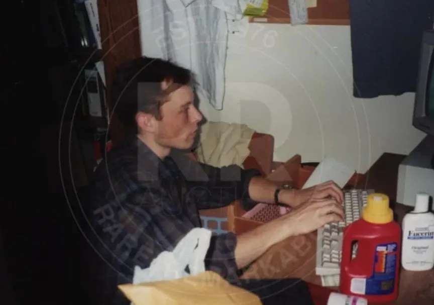 Bồ cũ rao bán những tấm ảnh chưa từng được công bố về thời sinh viên của tỷ phú Elon Musk Bồ cũ rao bán những tấm ảnh chưa từng được công bố về thời sinh viên của tỷ phú Elon Musk