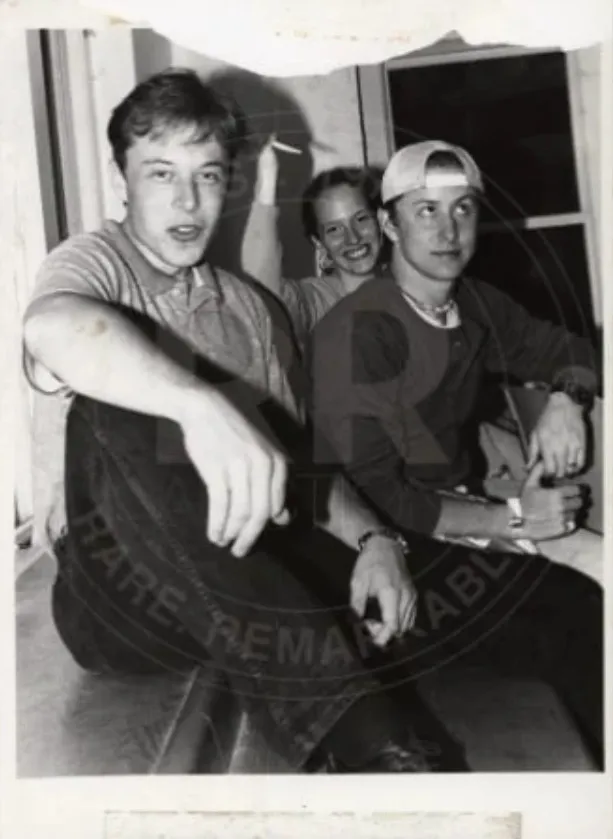 Bồ cũ rao bán những tấm ảnh chưa từng được công bố về thời sinh viên của tỷ phú Elon Musk Bồ cũ rao bán những tấm ảnh chưa từng được công bố về thời sinh viên của tỷ phú Elon Musk